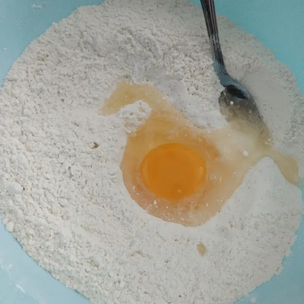 Masukkan telur, lalu uleni.