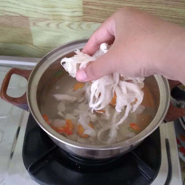 Masukkan wortel masak hingga setengah matang lalu masukkan jamur tiram.