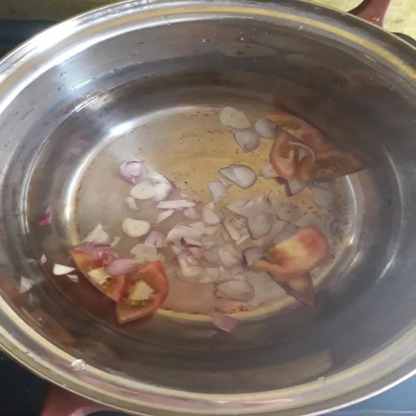 Rebus air dengan tomat,bawang dan irisan cabe.
