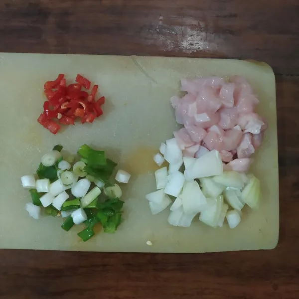 Siapkan ayam yang dipotong dadu kecil, bawang bombay, daun bawang dan cabe.