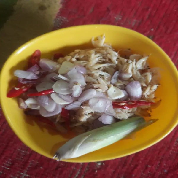 Iris bawang dan cabe, cuci bersih udang halus dan geprek juga serai serta lengkuas.