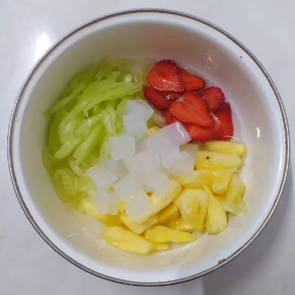 Tambahkan nata de coco beserta airnya.