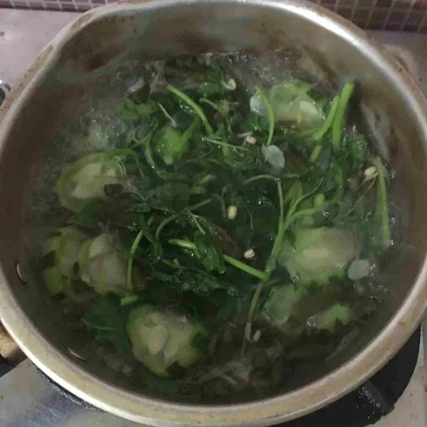 Masak hingga sayuran matang dan siap disajikan.