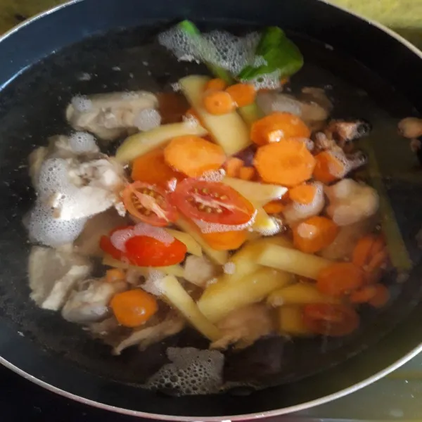 Masukkan wortel dan kentang serta tomat.