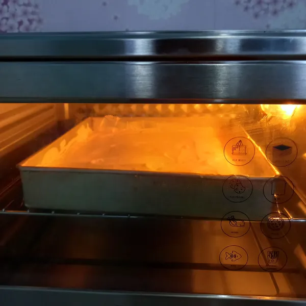 Panggang di dalam oven yang sudah dipanasi terlebih dahulu. panggang dengan suhu 160°C selama 30 menit atau sesuaikan oven masing-masing.