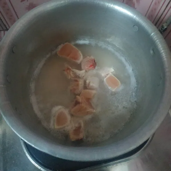 Cuci bersih ayam kemudian potong kemudian rebus sebentar dengan air secukupnya.