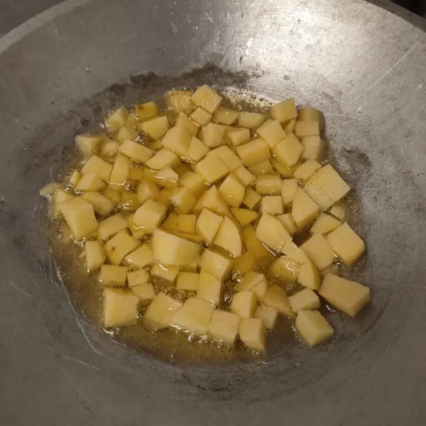 Potong kotak kecil kentang, kemudian goreng hingga garong berkulit.