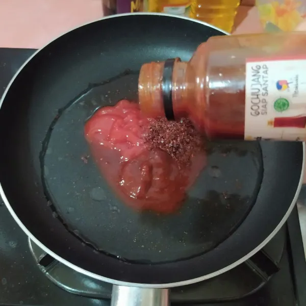 Masukkan semua bahan saus dalam wajan.