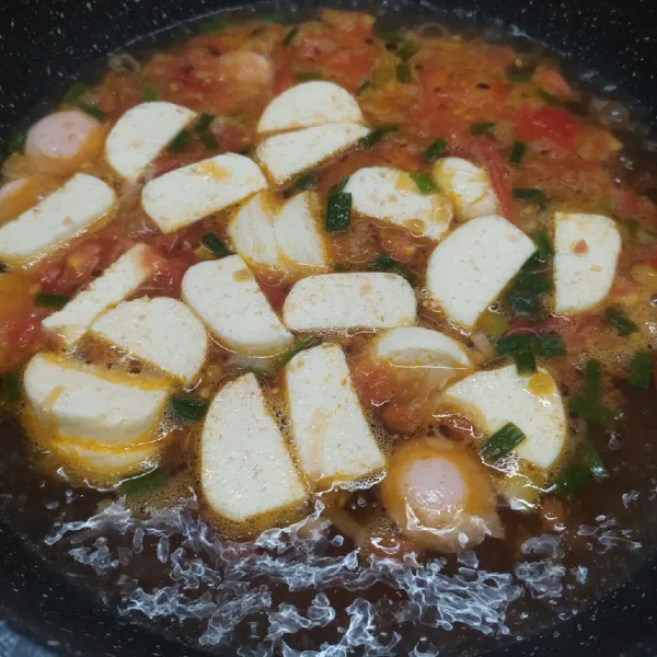 Masukkan air, masak sampai mendidih. Masukkan tofu, sosis, minyak wijen dan kecap asin.