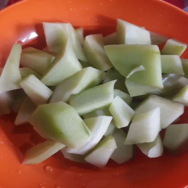 Kupas dan potong labu siam. Cuci bersih dengan air garam agar getahnya hilang.