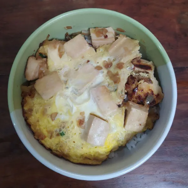 Letakkan di atas nasi. Sajikan.