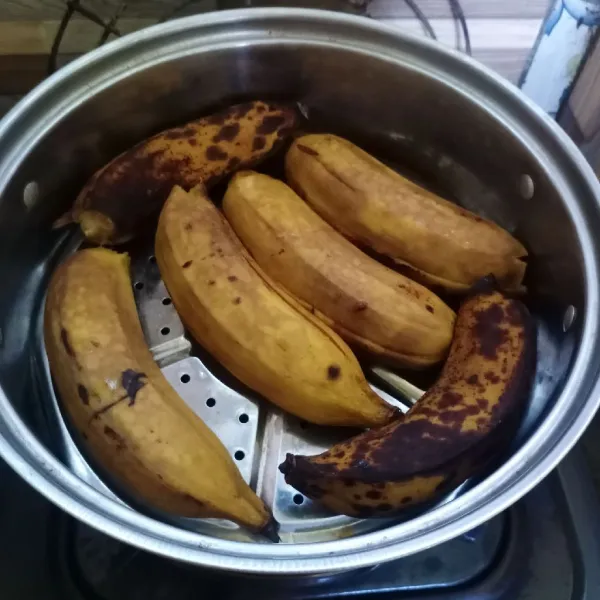 Kukus pisang sampai matang. Angkat dan dinginkan.