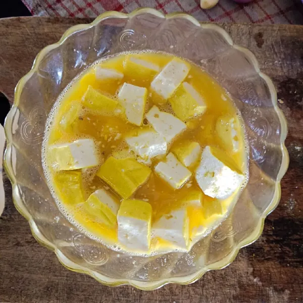 Potong dadu tahu kemudian masukkan ke dalam telur.