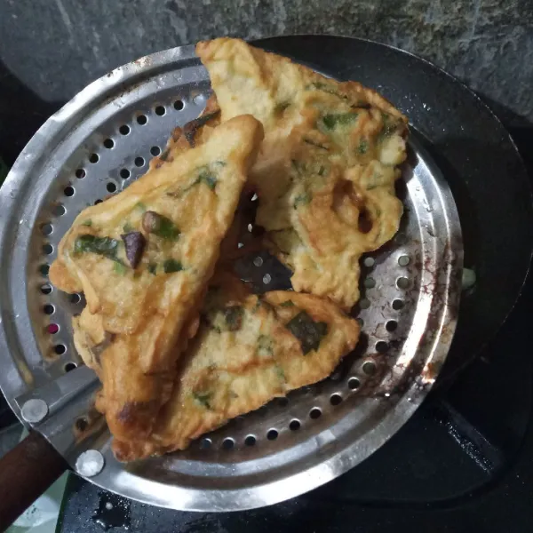 Goreng dalam minyak panas hingga kuning kecokelatan. Angkat dan tiriskan.