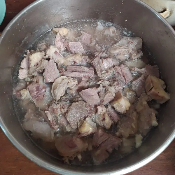 Potong daging kecil-kecil.
Masukkan bumbu ke dalam rebusan daging. 
Masak hingga daging empuk dan bumbu meresap.