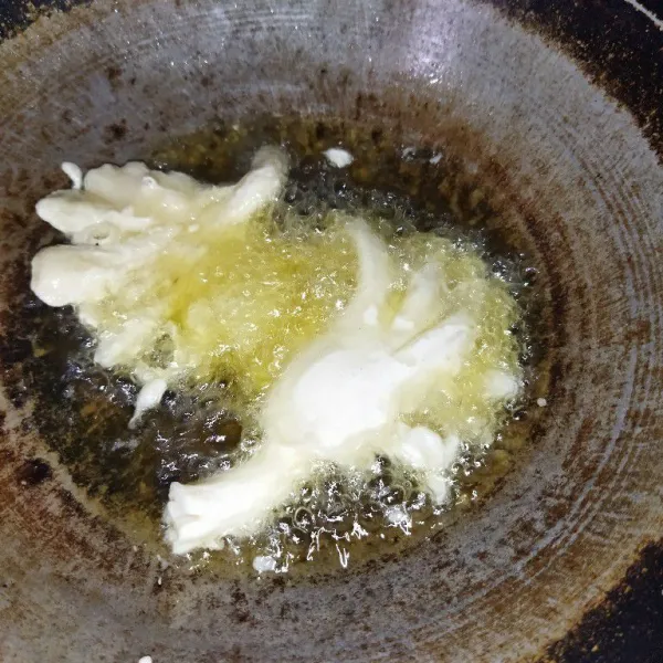 Lalu celupkan jamur tiram ke dalam minyak goreng yang sudah panas.