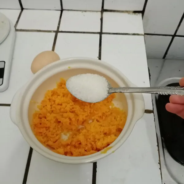 Rebus ubi hingga matang dan lunak. Lalu haluskan dengan garpu. Tambahkan gula.