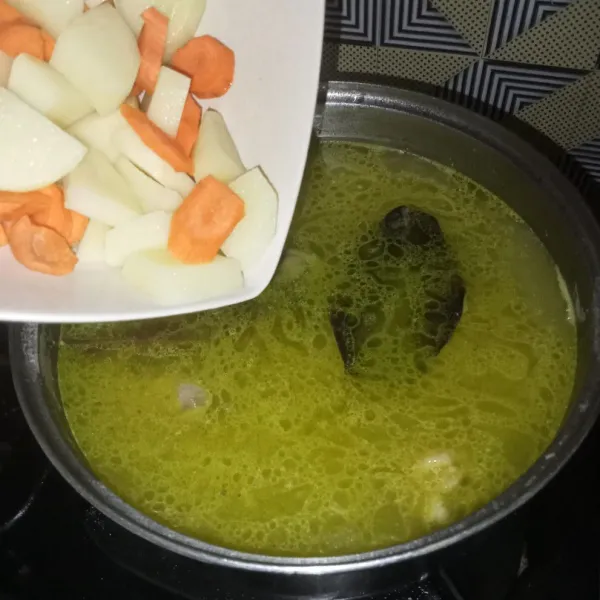 Masukkan juga kentang dan wortel, masak sampai semua matang.
