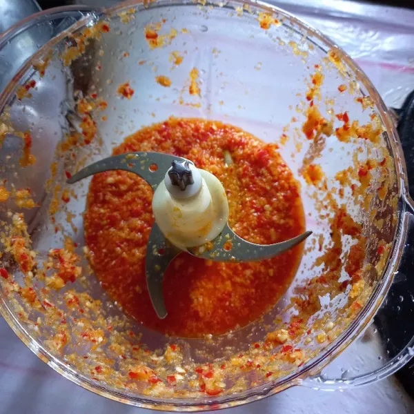 Blender bumbu hingga halus.