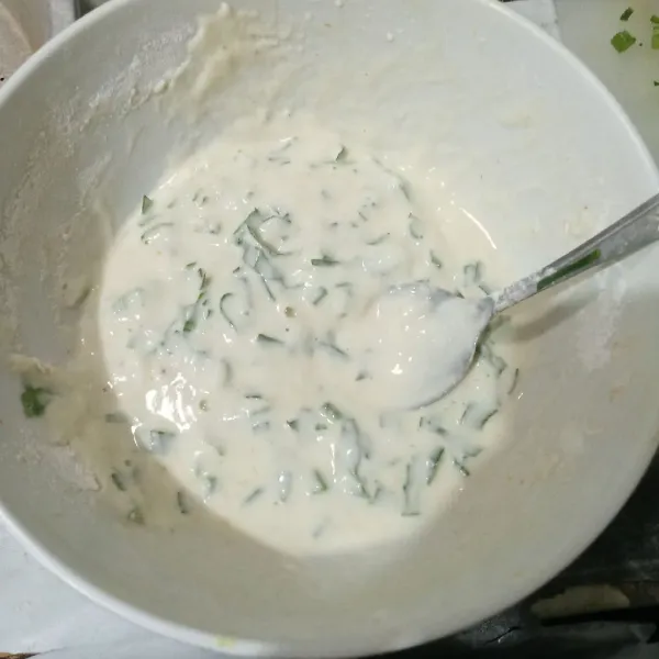 Tuang air sedikit demi sedikit sambil diaduk rata.
