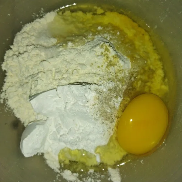 Siapkan mangkuk, masukkan tepung terigu, tepung beras, telur, garam, kaldu bubuk dan lada bubuk.