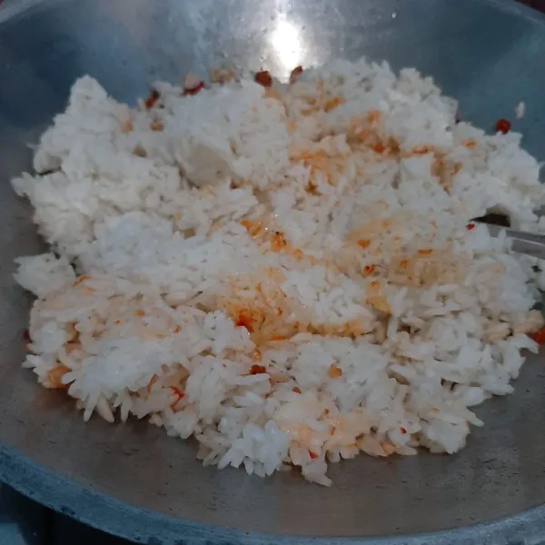 Tumis bumbu halus hingga harum, masukkan nasi.