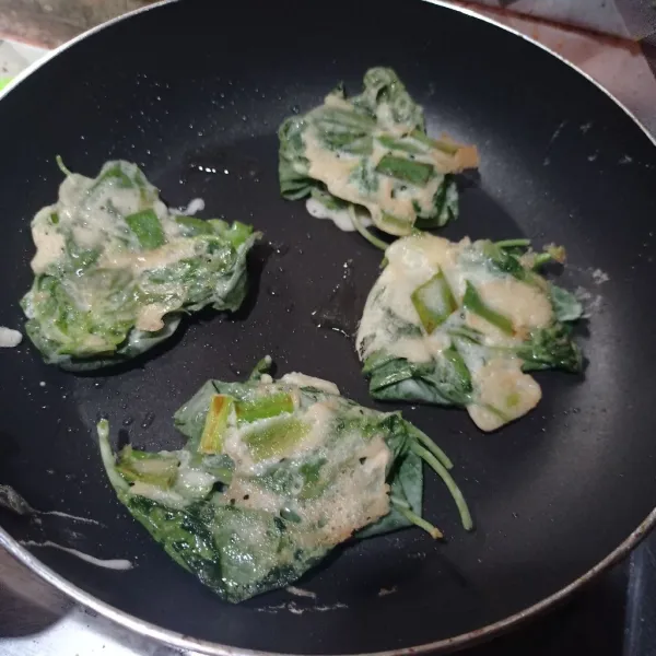 Balik, masak sampai kedua sisi matang dengan api sedang cenderung kecil, angkat.