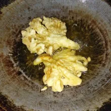 Goreng jamur tiram hingga matang, angkat lalu sajikan selagi hangat.