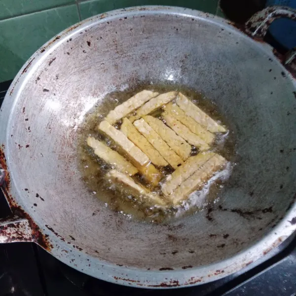 Goreng tempe tapi jangan terlalu kering.