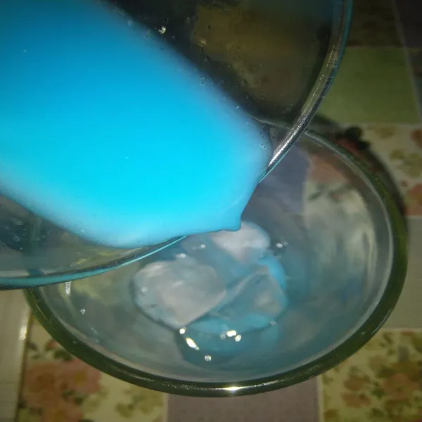Tambahkan sirup biru kedalam gelas