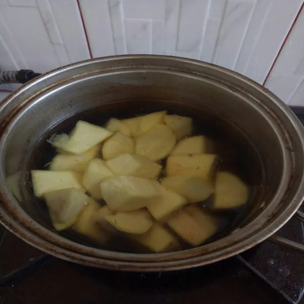 Potong kecil ubi lalu cuci bersih. Rebus ubi sampai empuk.