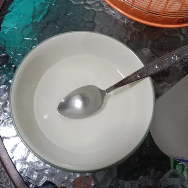 Tuang air kelapa ke dalam mangkuk atau wadah.