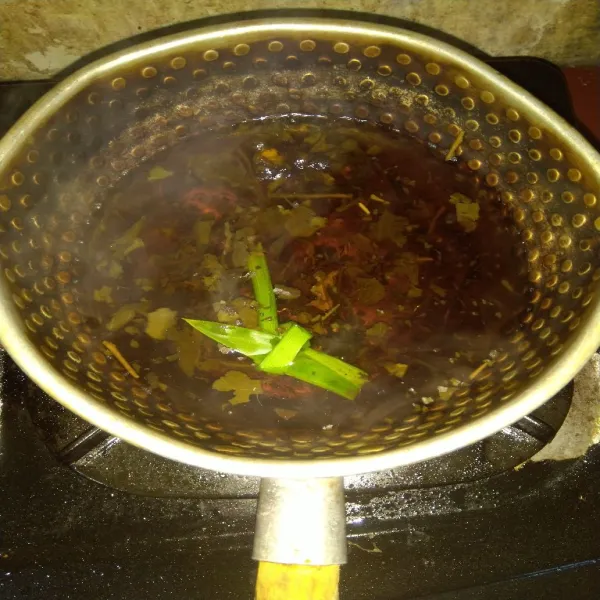 Campur daun teh, air, pandan dan vanilla ke dalam panci lalu aduk hingga rata. Masak dengan api sedang hingga mendidih. Kemudian angkat. Saring.