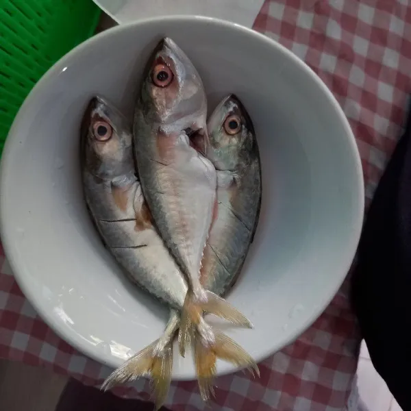 Cuci bersih ikan, lalu lumuri jeruk nipis dan sedikit garam, olesi merata.