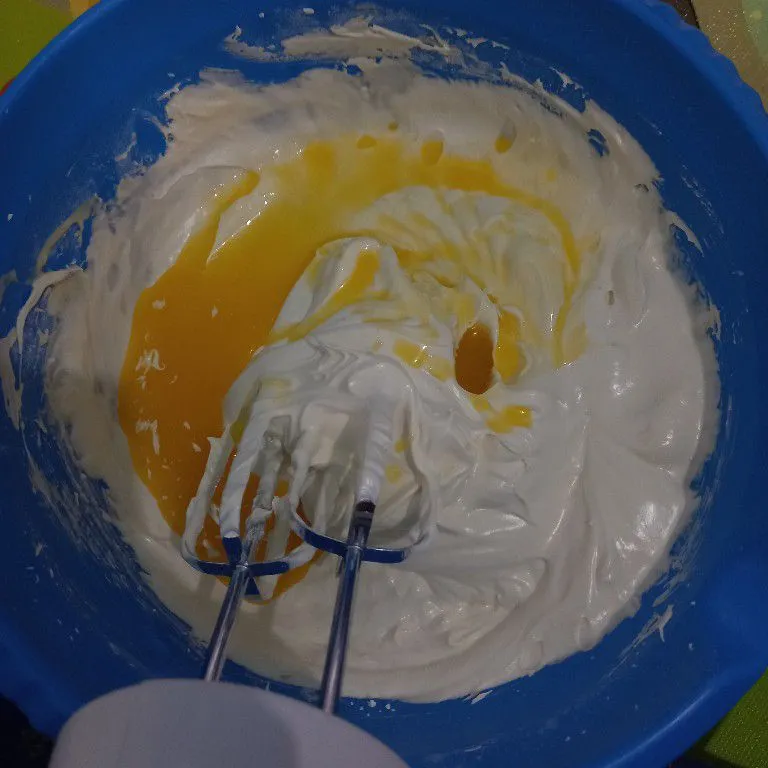 Step 3 Bolu Gulung Isi Selai Kacang Keju