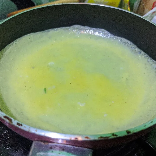 Ambil 1 sendok sayur telur lalu dadar memutar di atas teflon. Angkat saat telur sudah tidak basah lagi. Ulangi lagi langkah 4 hingga telur habis.