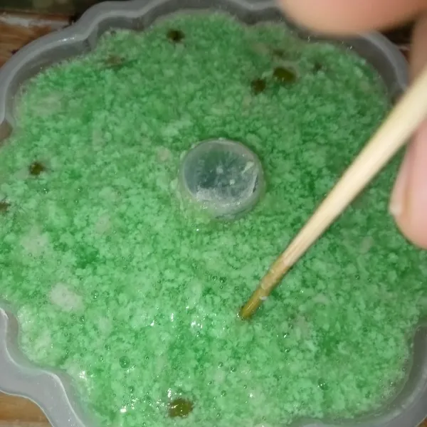 Tuang puding lumut diatas puding kacang hijau, sambil sedikit ditarik dengan tusuk supaya  motif layer sama tingginya.