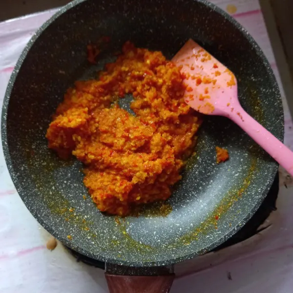 Tumis bumbu menggunakan margarin, sampai bumbu tanak, tambahkan kaldu jamur, garam dan gula pasir.