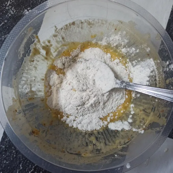 Campur kuning telur, tepung terigu, tepung beras, dan air. Beri garam, lada, ketumbar dan kaldu bubuk. Aduk rata.