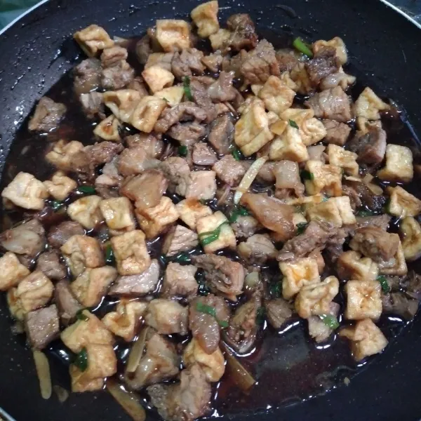 Masak hingga isian setengah kering, koreksi rasanya. Masak kembali hingga air asat. Isian siap disajikan bersama kuah, dan pelengkap lainnya.