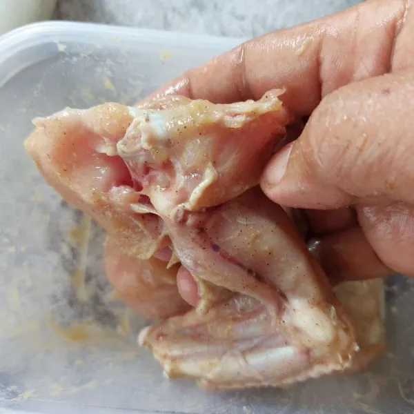 Marinasi daging ayam, diamkan minimal 3 jam di kulkas