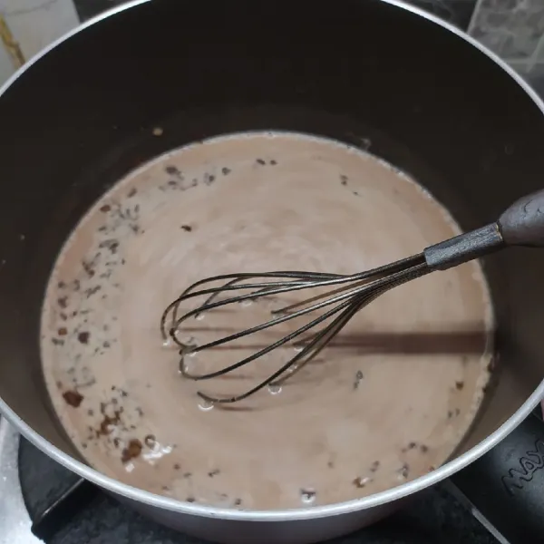 Aduk-aduk terus sampai coklat bubuk larut dengan susu.