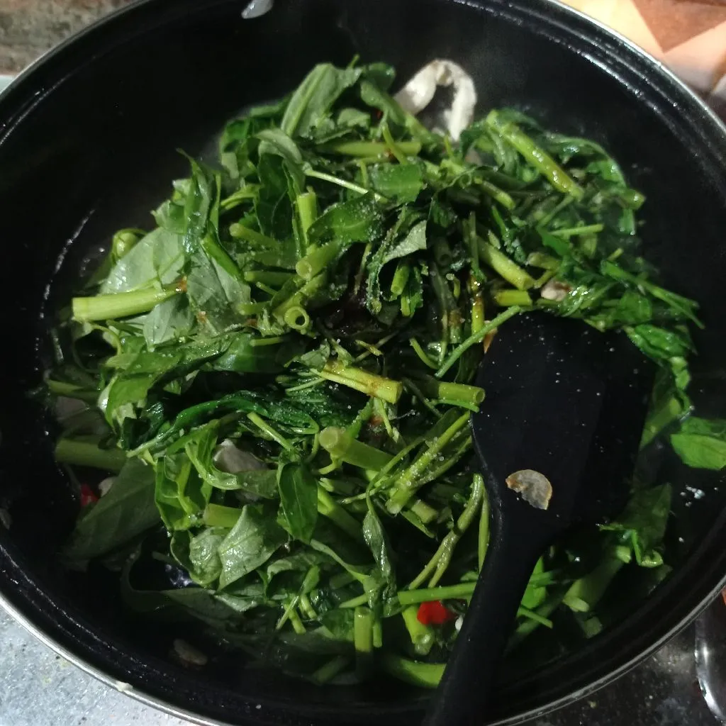 Step 4 Cah kangkung ayam