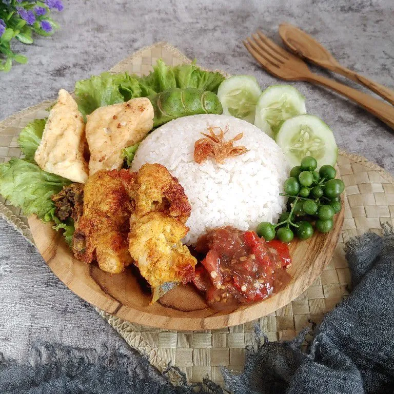 Resep Lalapan Ayam Sambal Dadak Sederhana Rumahan Di Yummy App