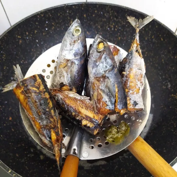 Potong ikan tongkol sesuai selera lalu goreng sebentar hingga berkulit.