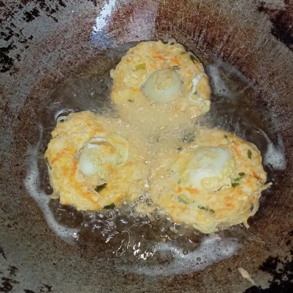 Gulingkan tahu fantasi ke dalam telur kocok kemudian goreng hingga kuning keemasan. Tiriskan.