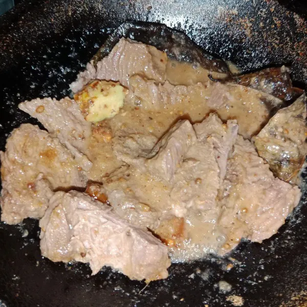 Masukan daging beri sedikit air lalu ungkep sampai bumbu meresap.