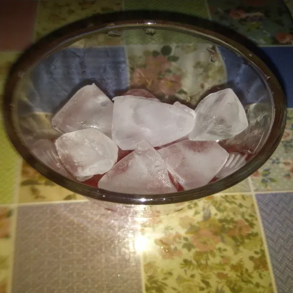 Tambahkan es batu hingga 3/4 tinggi gelas.