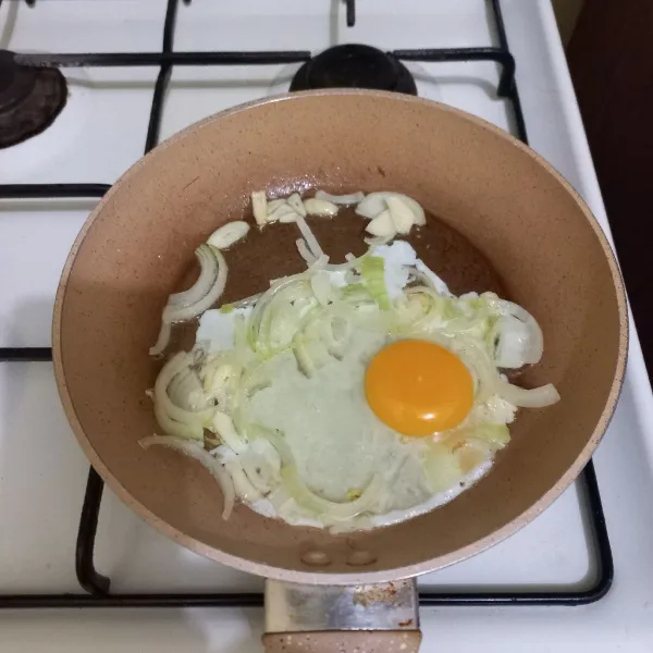 Masukkan telur ayam, orak-arik.