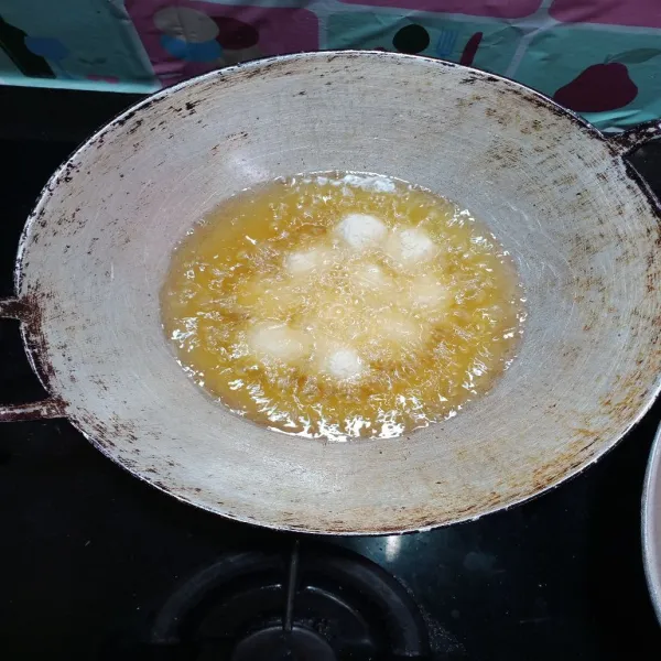 panaskan minyak dalam wajan, kemudian goreng bola bola tahu nya hingga kuning ke emasan, angkat dan tiriskan, sajikan dengan saus sambal atau saus tomat